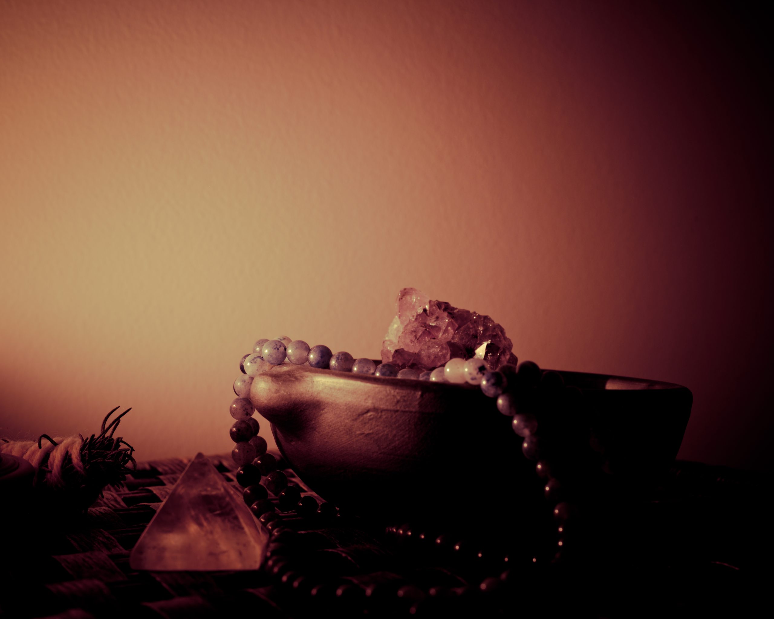 Tratamientos alternativos de belleza y energéticos en Barcelona. Aparece unas piedras minerales en un ambiente cálido.