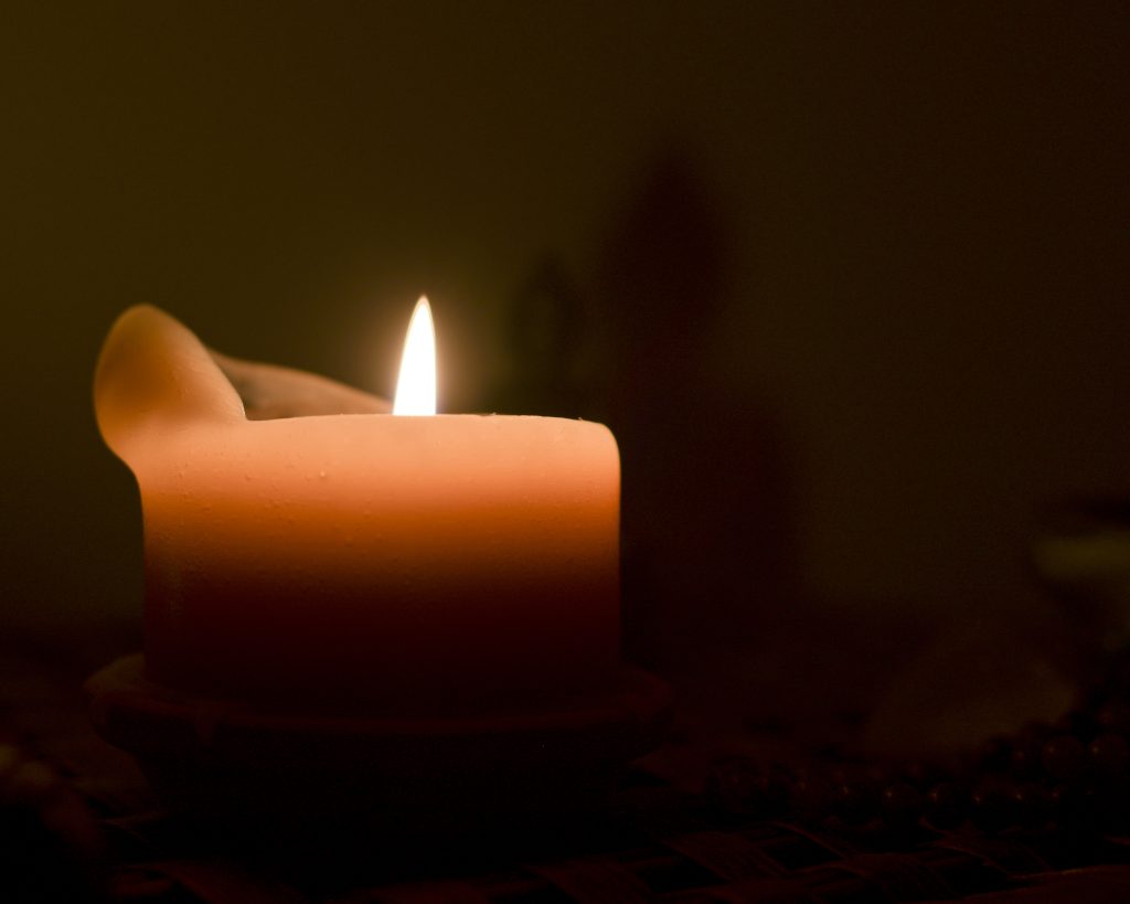 Tratamiento de belleza y energético en Barcelona, aparece una zona cálida con una vela muy espiritual.