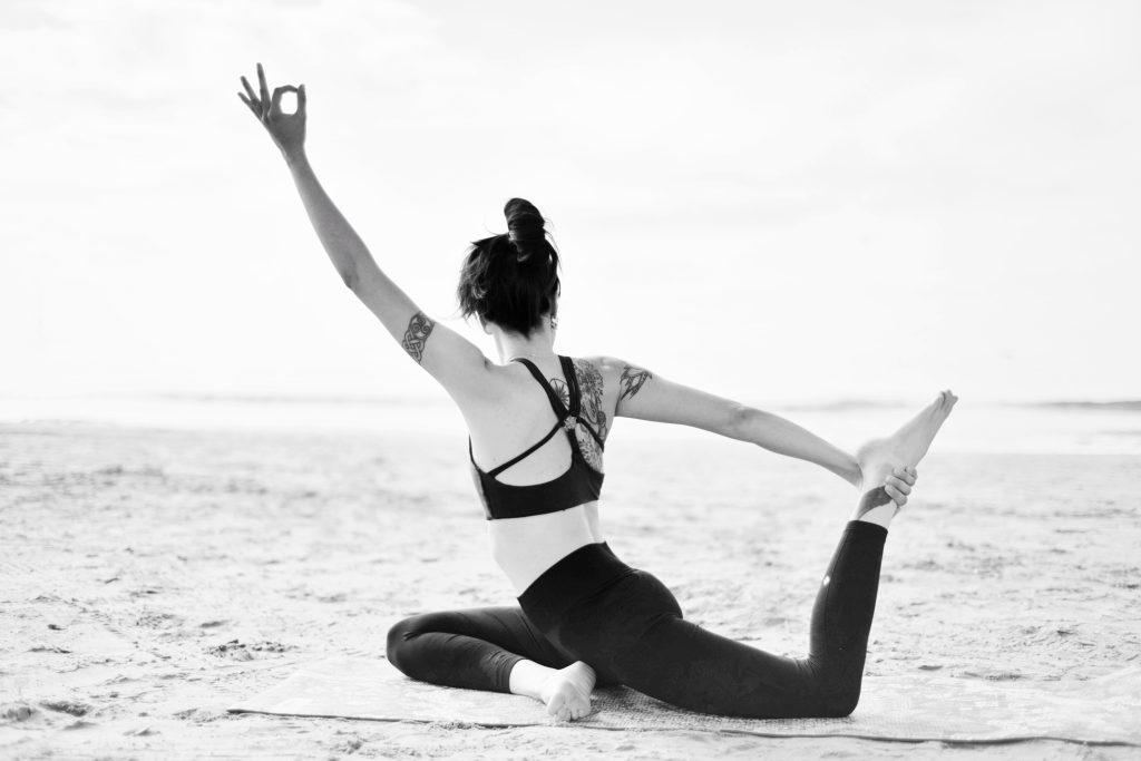 Sesión de yoga personalizada en Barcelona, foto con una Asana muy estética en blanco y negro