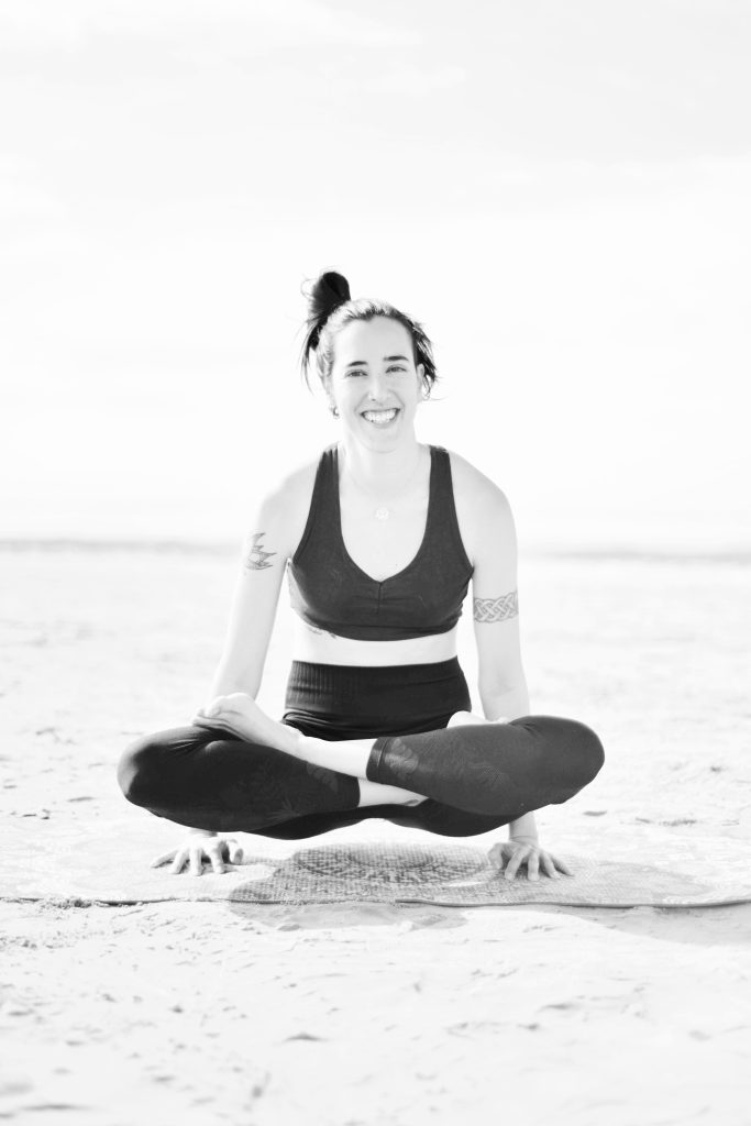 Sesión de yoga personalizada en Barcelona, foto de un equilibrio sobre las manos.